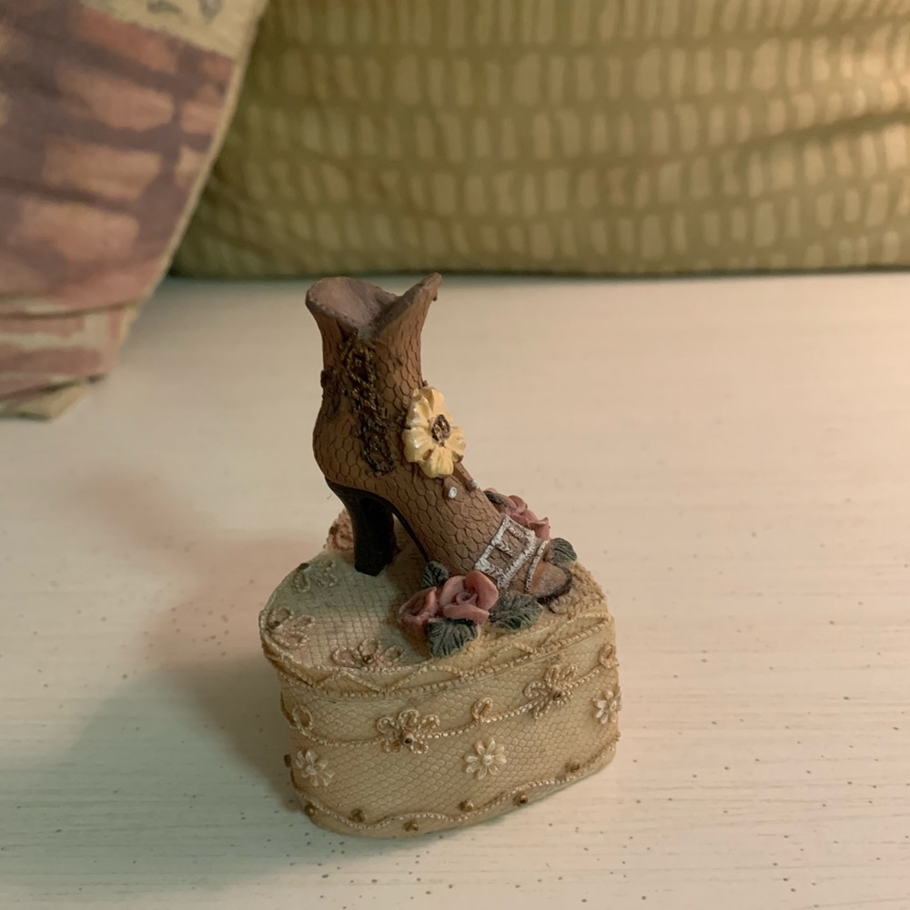 HEART & SHOE TRINKET BOX - Picture 3 of 9